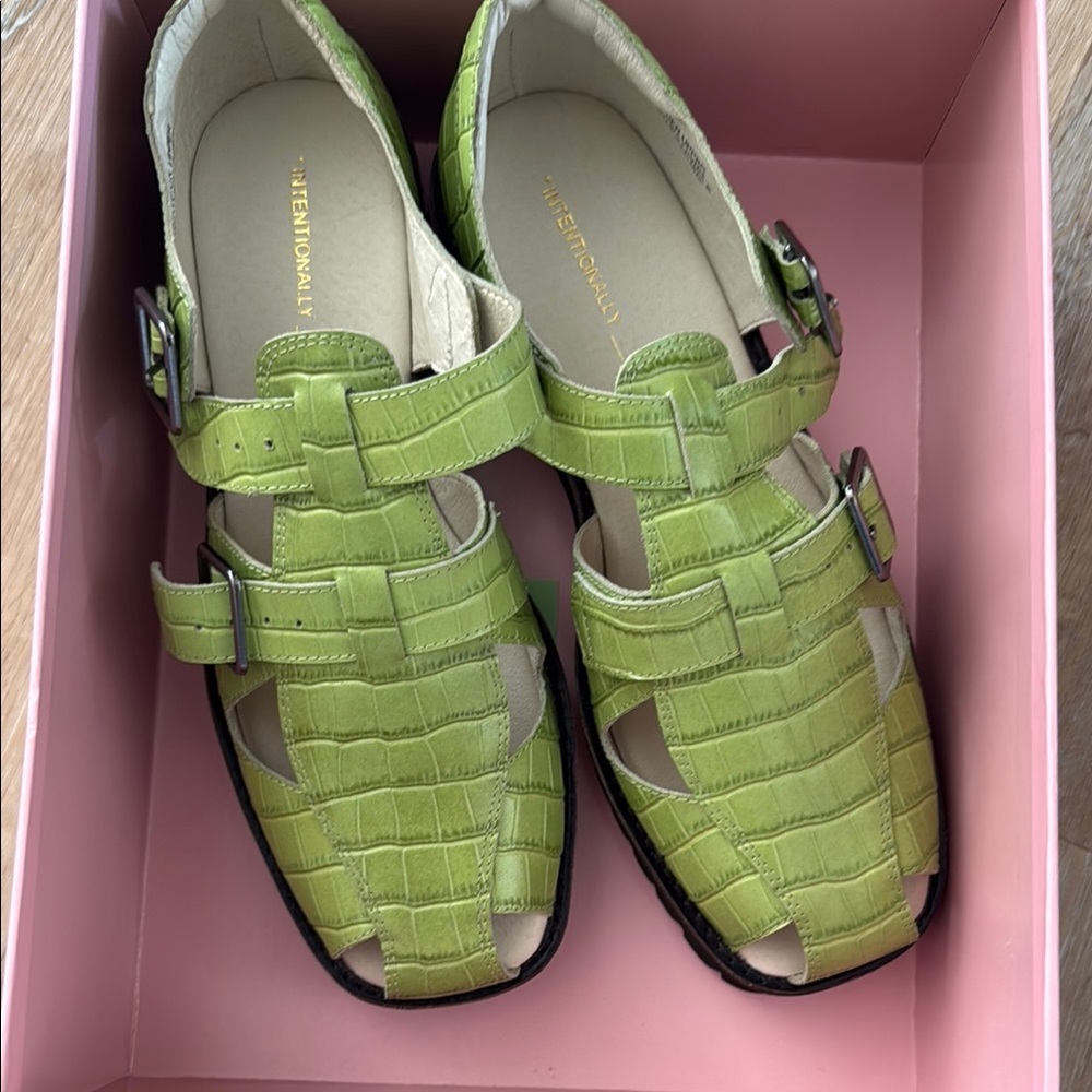Intentionally Blank SZ 9 (8.5) Apple Green Croc-Embossed Sandals (Corner Pocket)